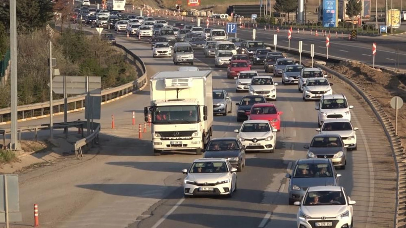 Tatilciler dönüş yoluna geçti: 43 ilin geçiş güzergahında trafik kilitlendi! - Resim: 3