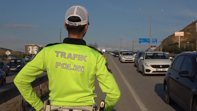 Tatilciler dönüş yoluna geçti: 43 ilin geçiş güzergahında trafik kilitlendi! - Resim: 4