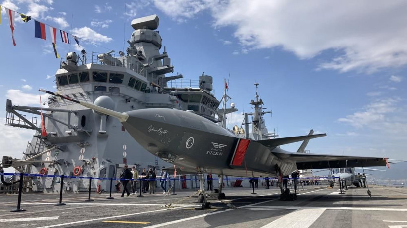 TCG Anadolu'ya İzmir'de yoğun ilgi: Yağmura rağmen kuyruğun ucu bucağı yok.. - Resim: 2