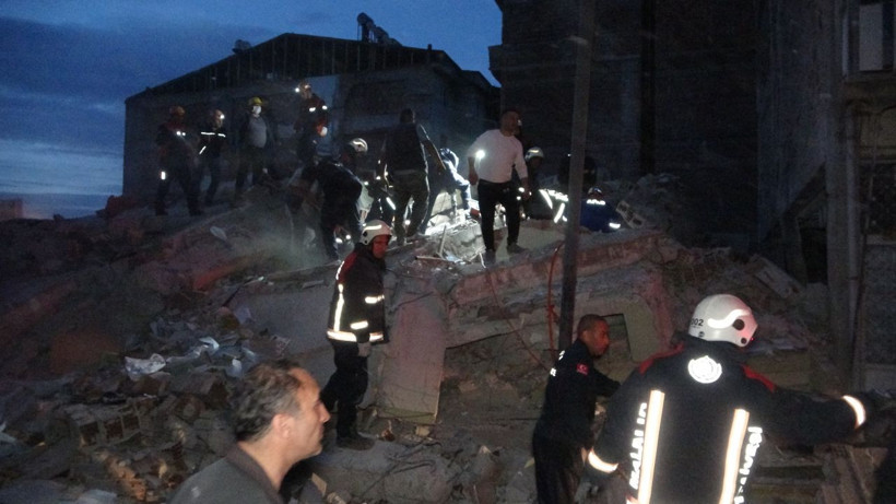 Malatya'da depremde ağır hasar alan bina çöktü! Acı haber geldi - Resim: 3