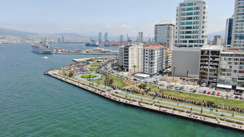 İzmir’de TCG Anadolu için kilometrelerce kuyruk! “Karton dediler biz de merak ettik” - Resim: 4