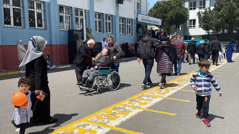 İstanbul'daki okullarda oy kullanma yoğunluğu sürüyor - Resim: 4