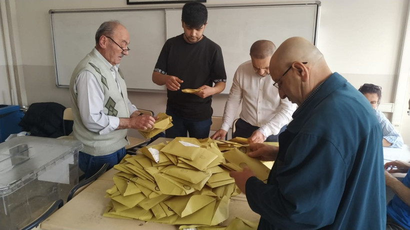 Türkiye seçimini yaptı oylar sayılıyor! Sandıklar tek tek açıldı yurttan görüntülere bakın... - Resim: 2