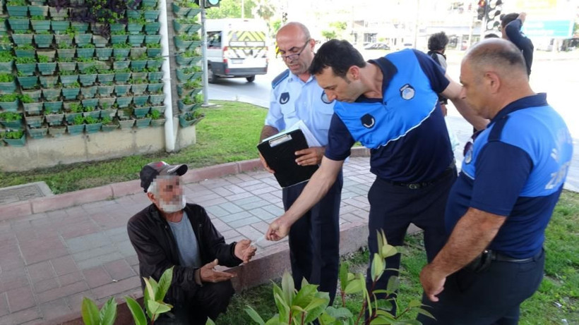 Zabıta'nın alkollü dilenciler ile imtihanı! Ceza yazılırken bile içmeye devam ettiler, kamerayı görünce siyasete soyundular! - Resim: 1