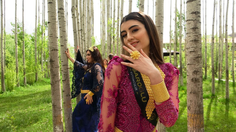 Ünlü mankenlerden Akdamar Adası'nda altın defilesi - Resim: 1