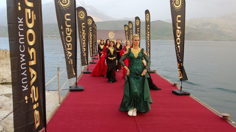 Ünlü mankenlerden Akdamar Adası'nda altın defilesi - Resim: 4