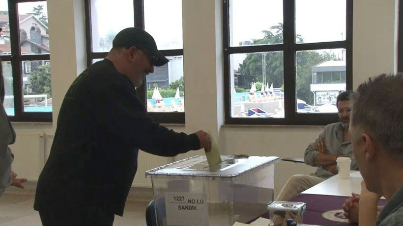 Ünlüler sandık başına gitti! Cem Yılmaz '100 Lira' isteyince ortalık yıkıldı - Resim: 2