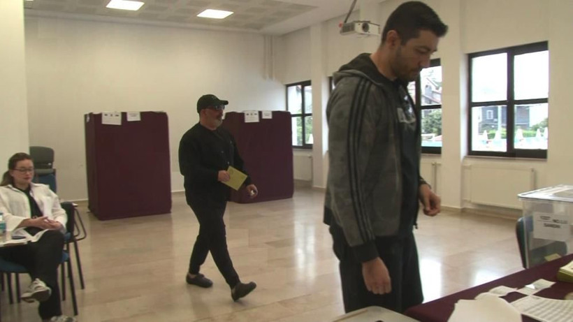 Ünlüler Cumhurbaşkanlığı seçimi için sandığa gitti - Resim: 2