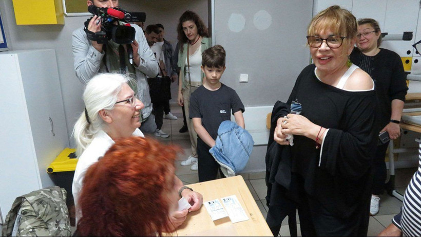 Ünlüler sandık başına gitti! Cem Yılmaz '100 Lira' isteyince ortalık yıkıldı - Resim: 1