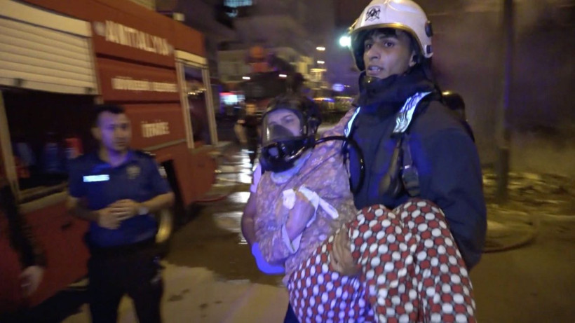 Antalya'da 5 katlı binada can pazarı! Üst katlarda 13 kişi dumandan zehirlendi! - Resim: 1