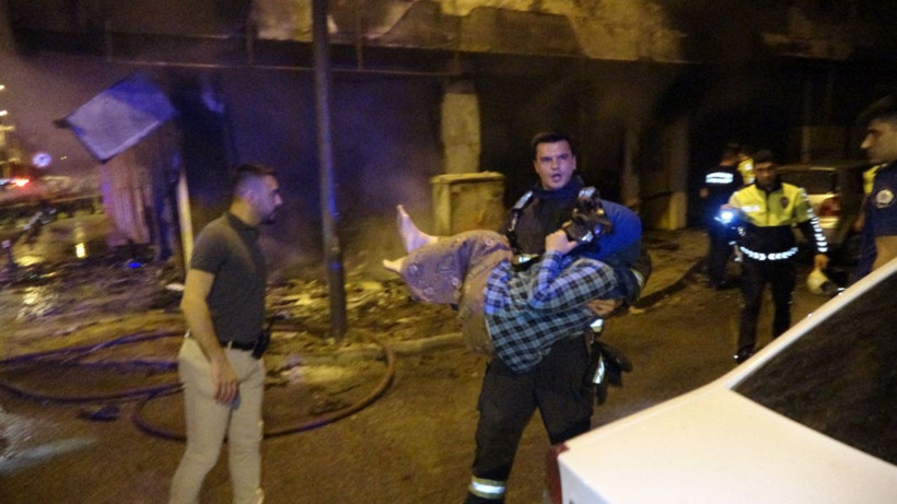 Antalya'da 5 katlı binada can pazarı! Üst katlarda 13 kişi dumandan zehirlendi! - Resim: 2