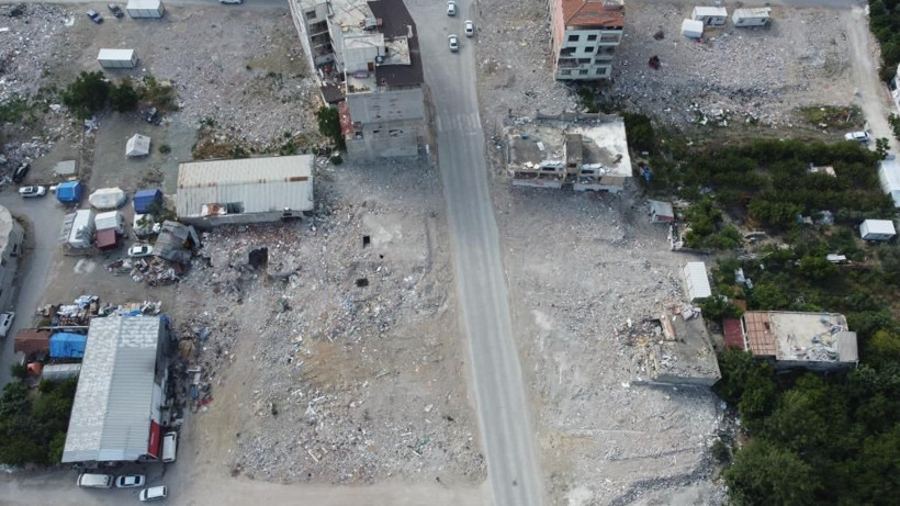 Depremin vurduğu Samandağ'da binaların yerini boş meydanlar aldı! - Resim: 1