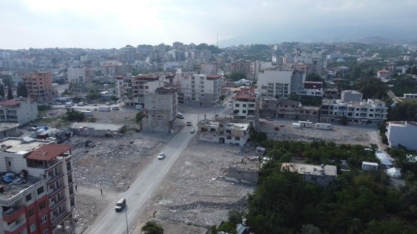 Depremin vurduğu Samandağ'da binaların yerini boş meydanlar aldı! - Resim: 2