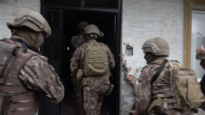 Toka ile kapılarını açtıkları evleri soyuyorlardı. Hırsızlara şafak operasyonu! - Resim: 3