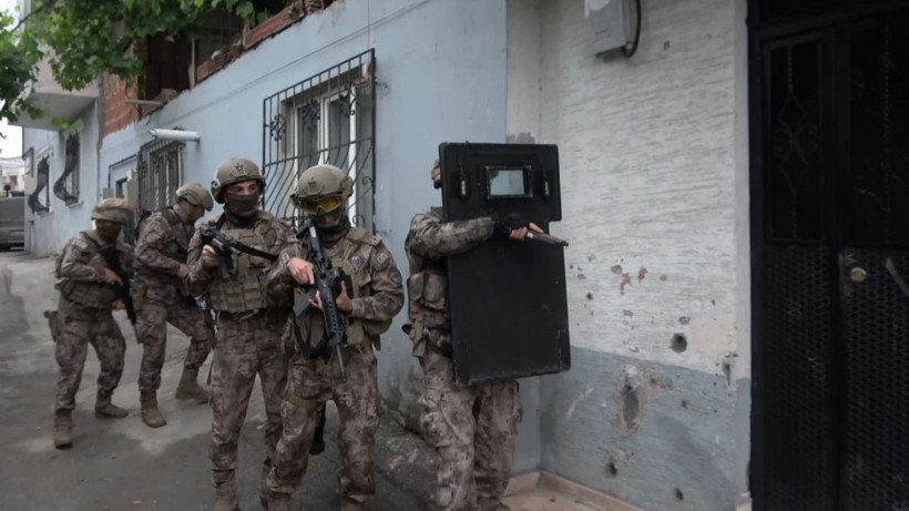 Toka ile kapılarını açtıkları evleri soyuyorlardı. Hırsızlara şafak operasyonu! - Resim: 4