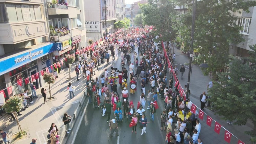 Kiraz Festivali'nde tarihi kortej: On binler caddeyi doldurdu - Resim: 2