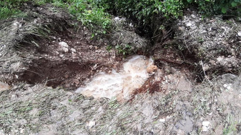 Bolu'da heyelan anı kamerada! Sağanak yağış hayatı felç etti: Bazı yollar kapandı, araziler zarar gördü! - Resim: 3