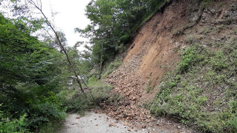 Bolu'da heyelan anı kamerada! Sağanak yağış hayatı felç etti: Bazı yollar kapandı, araziler zarar gördü! - Resim: 4