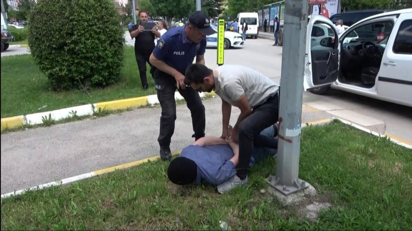 Filmleri aratmayan tatbikat! Gerçek sandılar: Hırsız kılığındaki polisi yakalamaya çalıştılar! - Resim: 2