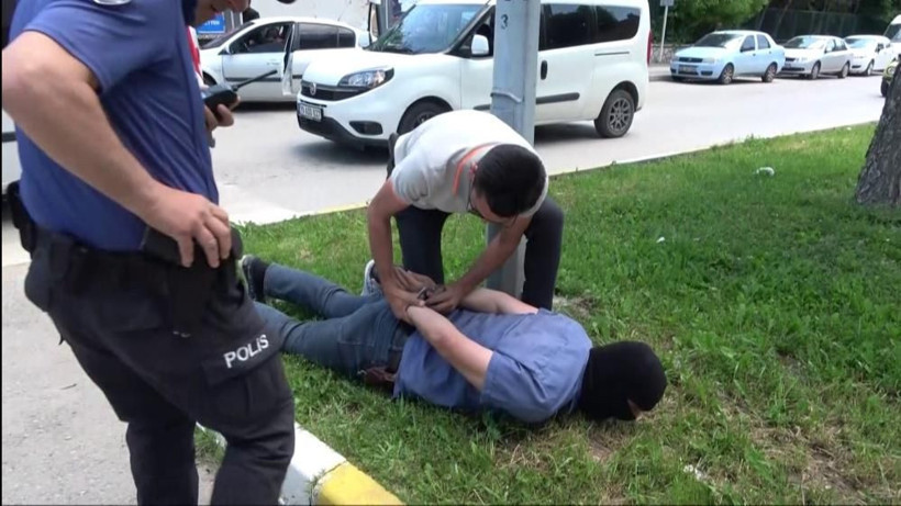 Filmleri aratmayan tatbikat! Gerçek sandılar: Hırsız kılığındaki polisi yakalamaya çalıştılar! - Resim: 3