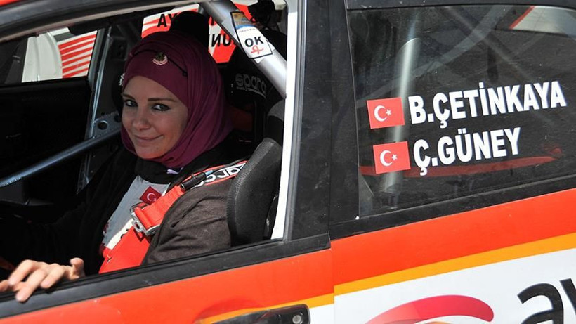 Bir dönem tesettüre girmişti... Yarışlara geri dönen Rallici Burcu Çetinkaya son haliyle dikkat çekti - Resim: 1