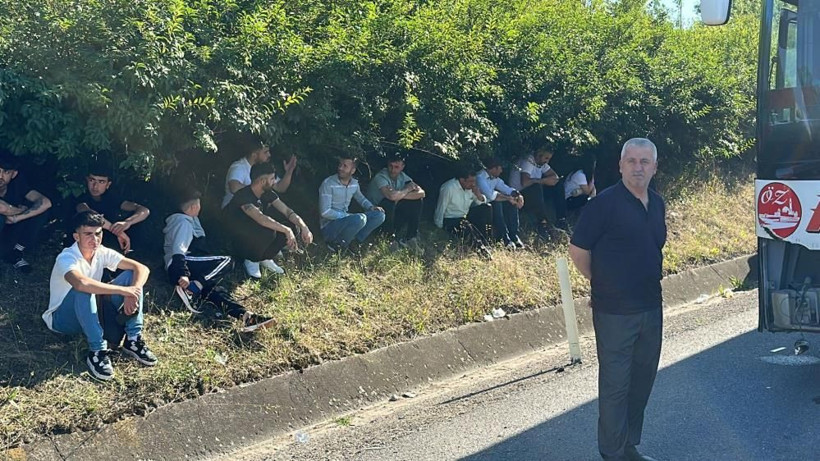 Düzce'de can pazarı! Anadolu Otoyolu'nda katliam gibi kaza: 4 araç birbirine girdi çok sayıda yaralı var! - Resim: 2