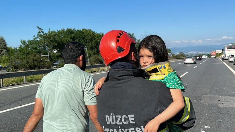 Düzce'de can pazarı! Anadolu Otoyolu'nda katliam gibi kaza: 4 araç birbirine girdi çok sayıda yaralı var! - Resim: 3
