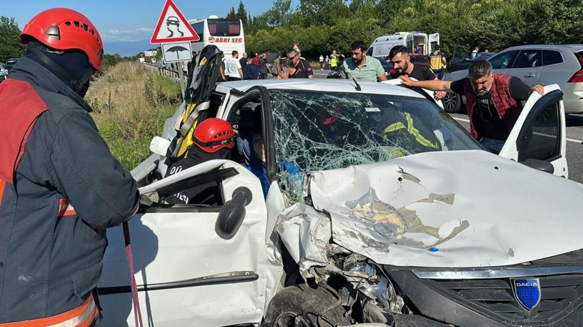 Düzce'de can pazarı! Anadolu Otoyolu'nda katliam gibi kaza: 4 araç birbirine girdi çok sayıda yaralı var! - Resim: 1