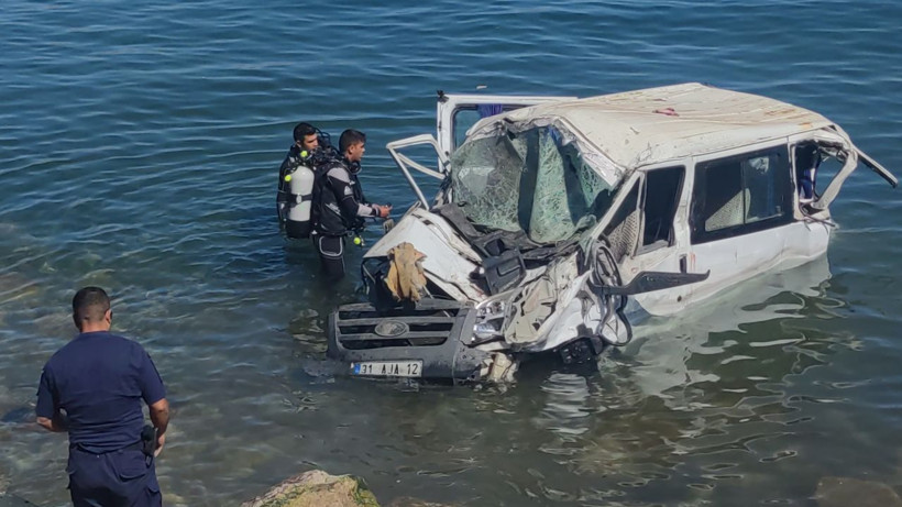 Minibüs Van Gölü'ne uçtu! Yaralılar var, görüntüler dehşete düşürdü - Resim: 2