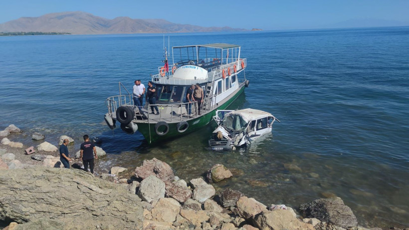 Minibüs Van Gölü'ne uçtu! Yaralılar var, görüntüler dehşete düşürdü - Resim: 1