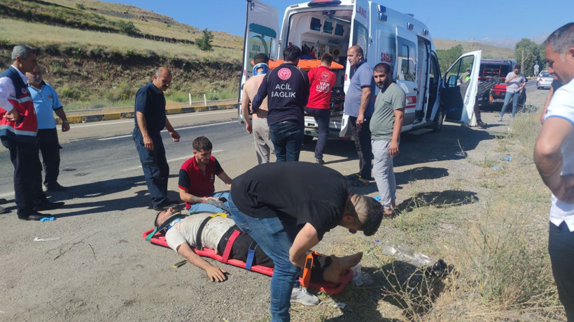 Minibüs Van Gölü'ne uçtu! Yaralılar var, görüntüler dehşete düşürdü - Resim: 3