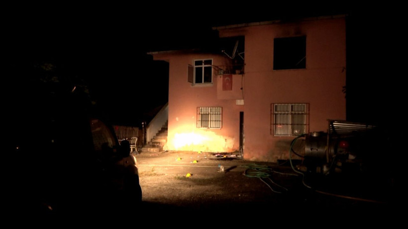 Evlat dehşeti! Babasını tüfekle öldürüp babaannesini dövdü evi ateşe verdi - Resim: 2