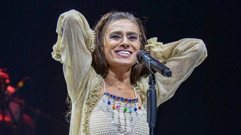 Seyirciyi şoke eden hareket! Yıldız Tilbe sahnede peruğunu çıkardı: Takmayınca 60 yaşında oluyorum - Resim: 2