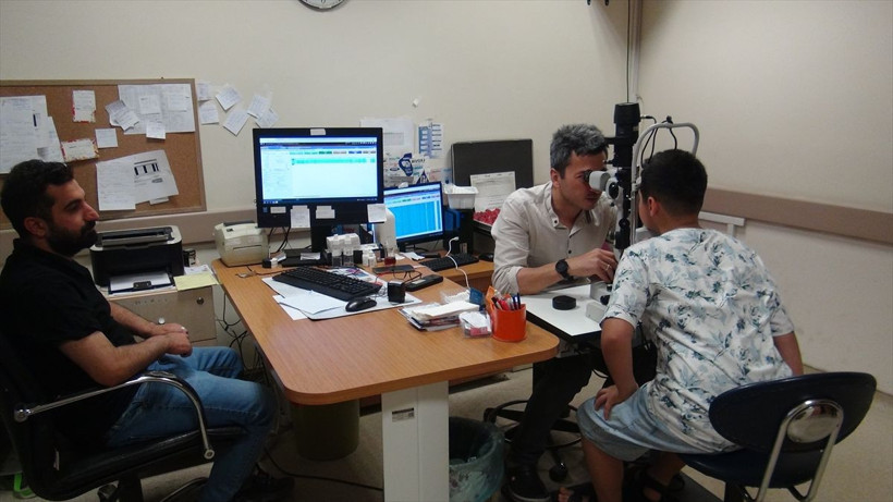 Ağrı şikayeti ile hastaneye gitti! Çocuğun gözünden çıkanlar dehşete düşürdü - Resim: 1