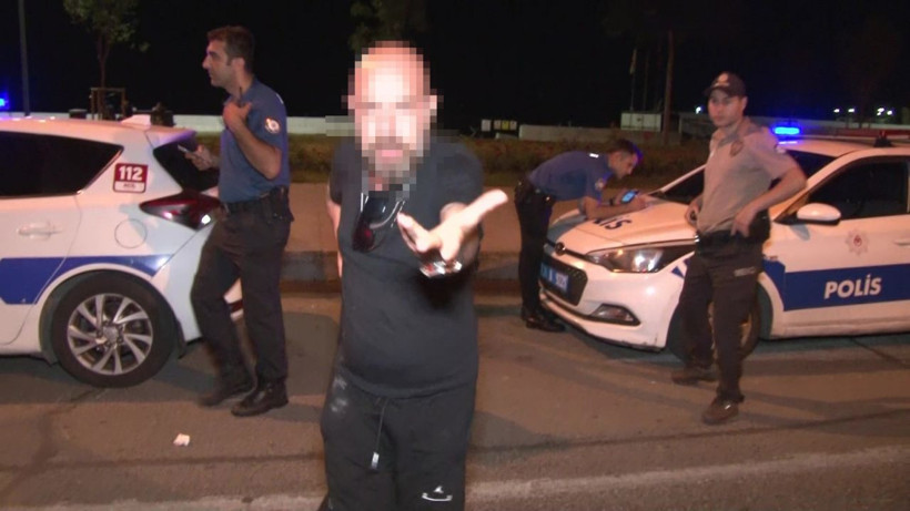 Gazeteciye küfür ve tehditler ederek saldırmaya çalışan adamı eşi azarladı - Resim: 4