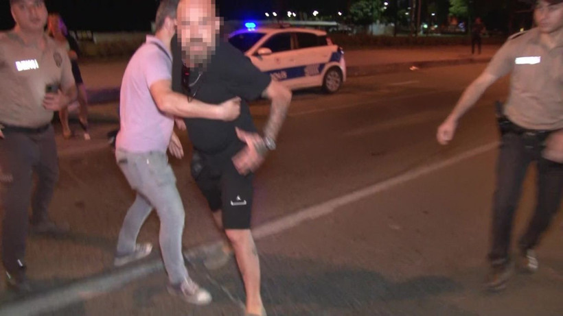 Gazeteciye küfür ve tehditler ederek saldırmaya çalışan adamı eşi azarladı - Resim: 1