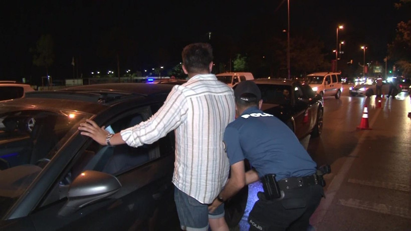 Gazeteciye küfür ve tehditler ederek saldırmaya çalışan adamı eşi azarladı - Resim: 2