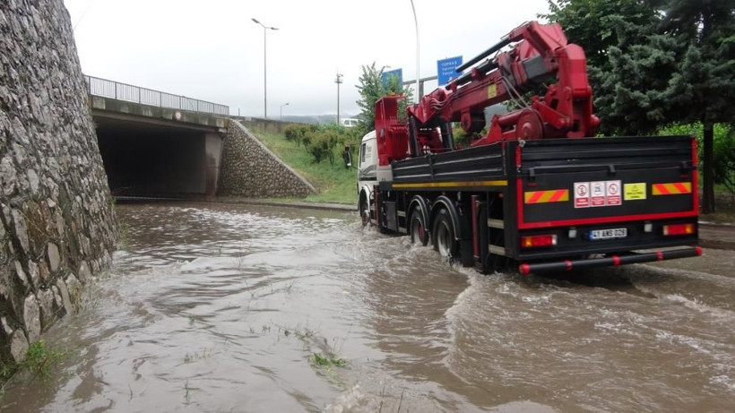 Kocaeli sular altında kaldı! Şiddetli yağış etkili oldu: Deniz ve dereler taştı, yollar göle döndü! - Resim: 3