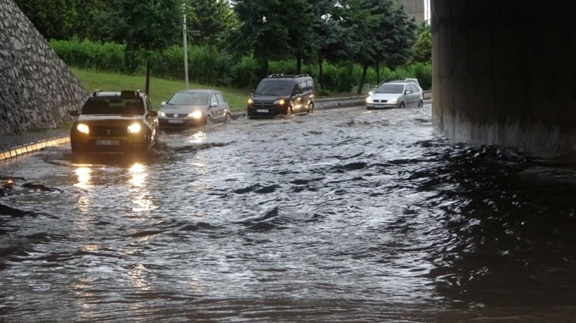 Kocaeli sular altında kaldı! Şiddetli yağış etkili oldu: Deniz ve dereler taştı, yollar göle döndü! - Resim: 4