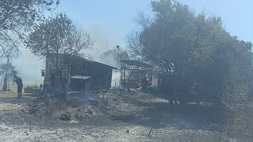 Bodrum'da büyük panik! Otluk alanda çıkan yangın 'tiny house'lara sıçradı - Resim: 1