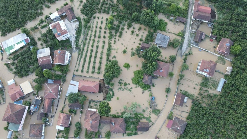 Düzce'de sel felaketi! Efteni Gölü taştı, bütün köy sular altında kaldı: Hasar gün ağarınca ortaya çıktı! - Resim: 4