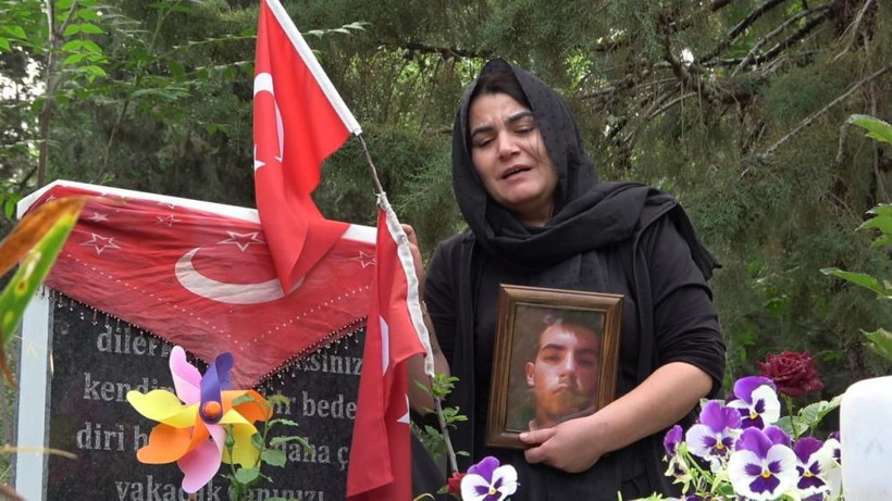 Cesedi yakılarak kuyuya atılmıştı! Oğlunun mezarı başında ağıtlar yakan anne yürekleri dağladı - Resim: 1