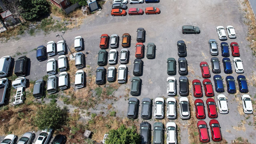 Pes dedirten manzaralar: Stok araçlar böyle görüntülendi! Bekçi dronu fark edince... - Resim: 1