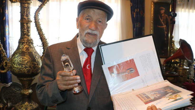 Yok böyle aşk: Eşinin saçlarını yarım asırdır cam bibloda saklıyor! "Bir gece uyandım eşim..." - Resim: 1