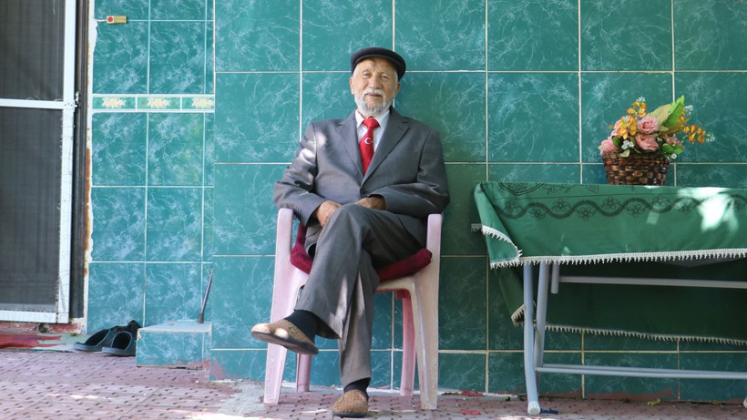 Yok böyle aşk: Eşinin saçlarını yarım asırdır cam bibloda saklıyor! "Bir gece uyandım eşim..." - Resim: 2