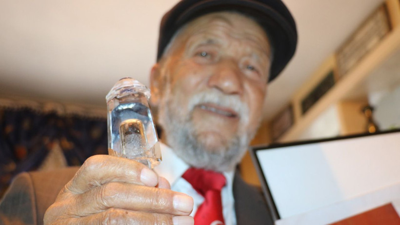 Yok böyle aşk: Eşinin saçlarını yarım asırdır cam bibloda saklıyor! "Bir gece uyandım eşim..." - Resim: 3