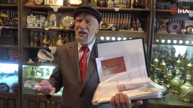 Yok böyle aşk: Eşinin saçlarını yarım asırdır cam bibloda saklıyor! "Bir gece uyandım eşim..." - Resim: 4