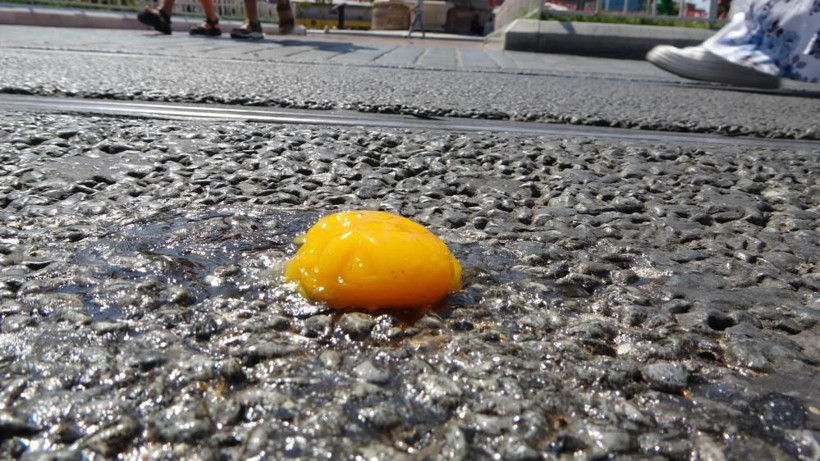 Türkiye resmen kavruluyor! İstanbul'un göbeğinde ilginç görüntüler: Asfaltta yumurta pişirip ekmek banarak yedi! - Resim: 2