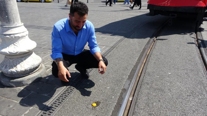 Türkiye resmen kavruluyor! İstanbul'un göbeğinde ilginç görüntüler: Asfaltta yumurta pişirip ekmek banarak yedi! - Resim: 3