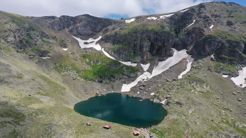 Giresun'unun buzul gölleri ilgi çekti temuz ortasında göl kenarlarında hala kar var - Resim: 4